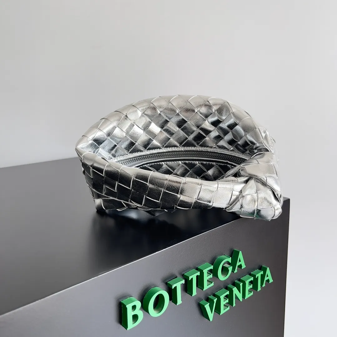 Batch 1160 Bottega veneta͙.——The latest woven knotted hobo🔥 The top-grade lambskin leather is very soft, the bag shape is unique, practical and durable. It retains the traditional woven elements while being a little more flamboyant ~ Made of hand-woven sheepskin, zipper opening and closing, curved seamless structure, effortless to match. Highly recommended⚠️⚠️⚠️ The highest-end in the market🌈 Welcome to compare [all shipped from the factory with a full set of packaging] size: 26x13x8.5cm.    Model: 651876